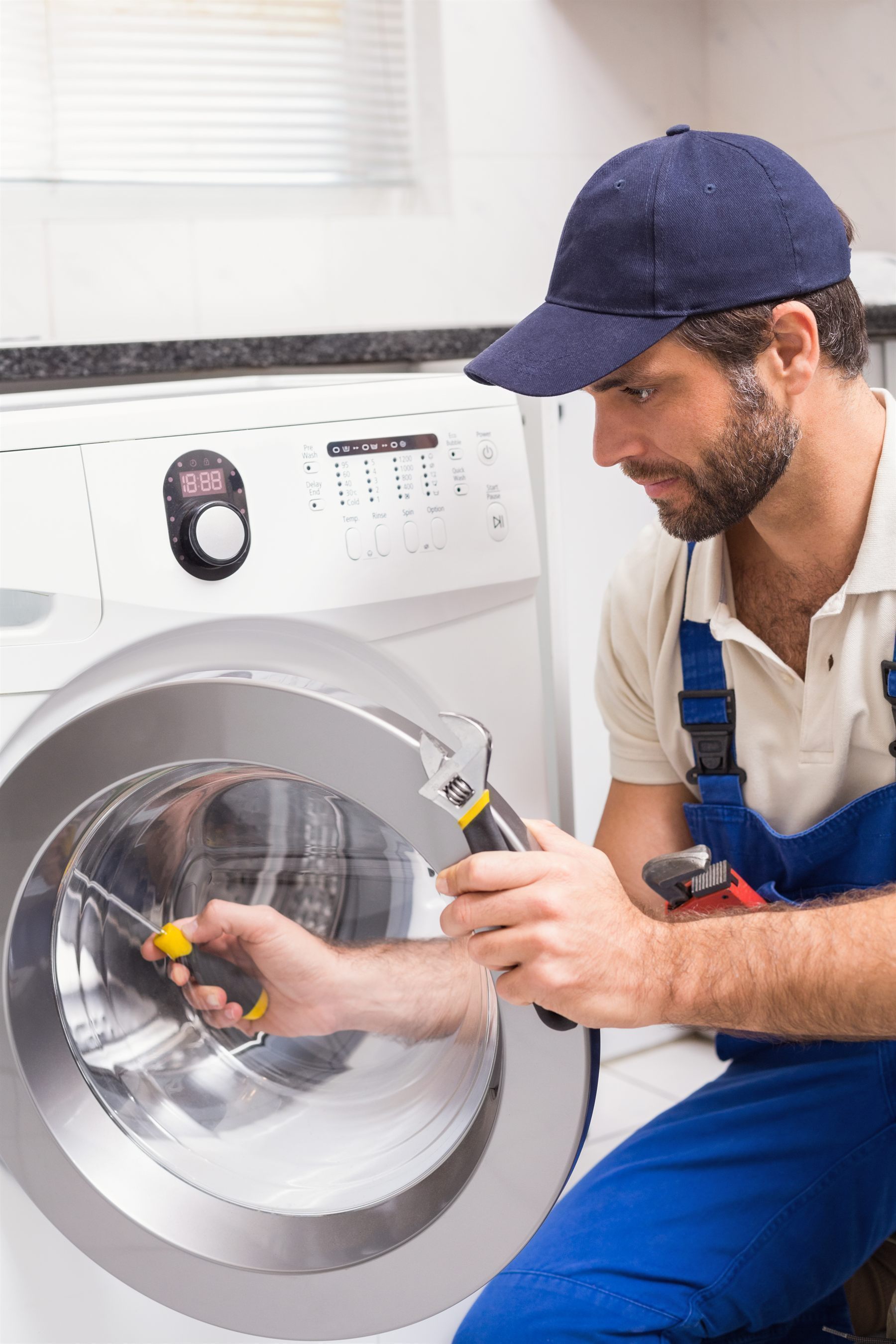 Técnico reparando lavadora